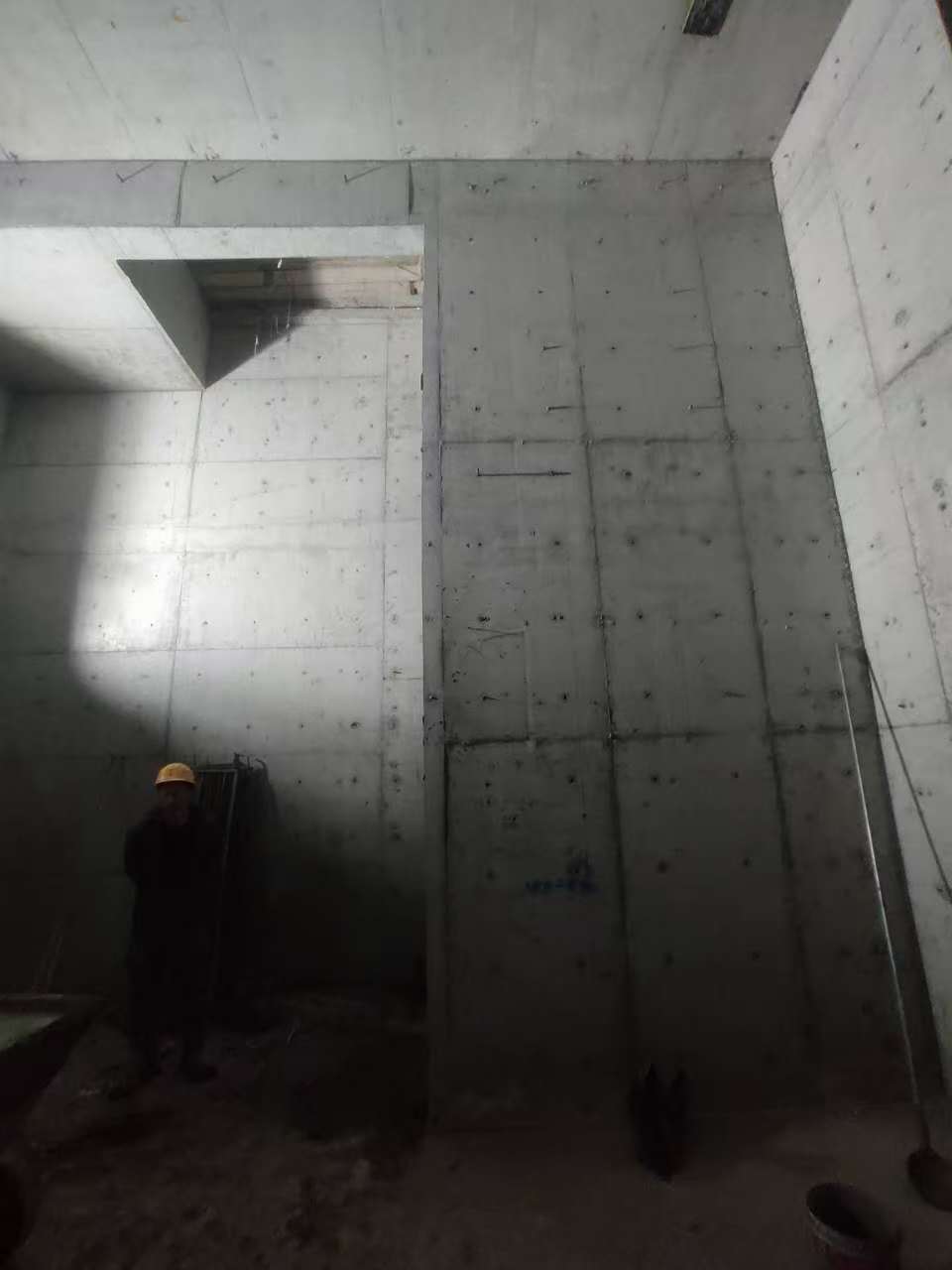 红河墙上开槽钢筋断了有影响吗